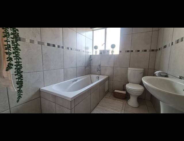 3 BEDROOM FULL FLOOR FOR SALE IN WATERKLOOF HILL ESTATE